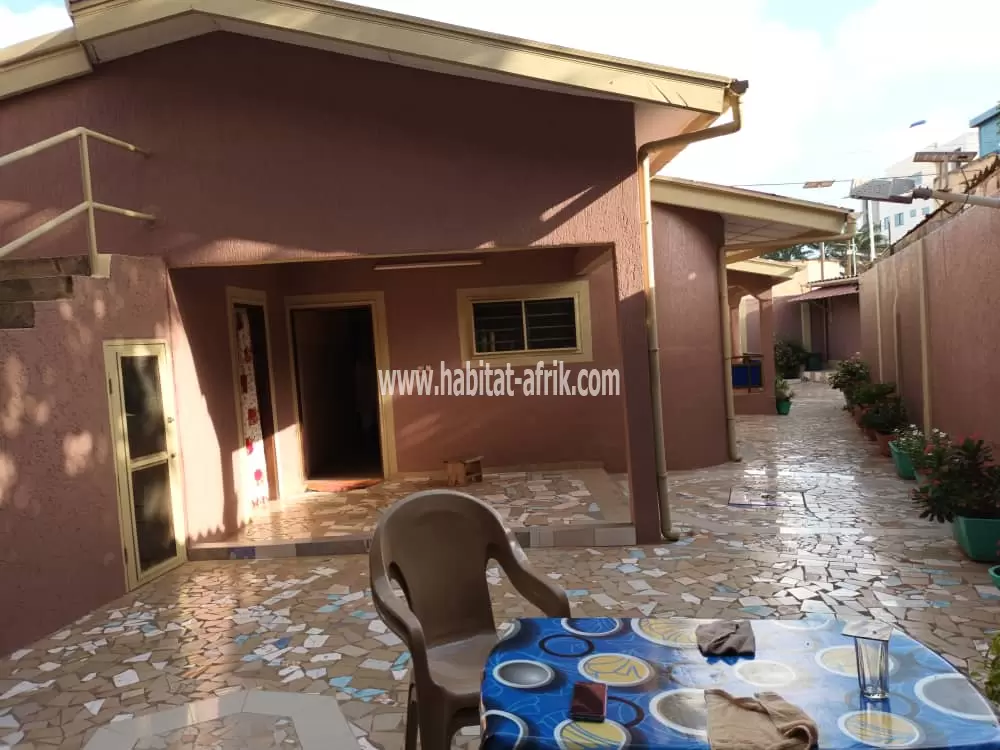 JE METS EN VENTE UNE MAISON DE QUATRE CHAMBRES À ADEWUI ZONE CADASTRE LOME 