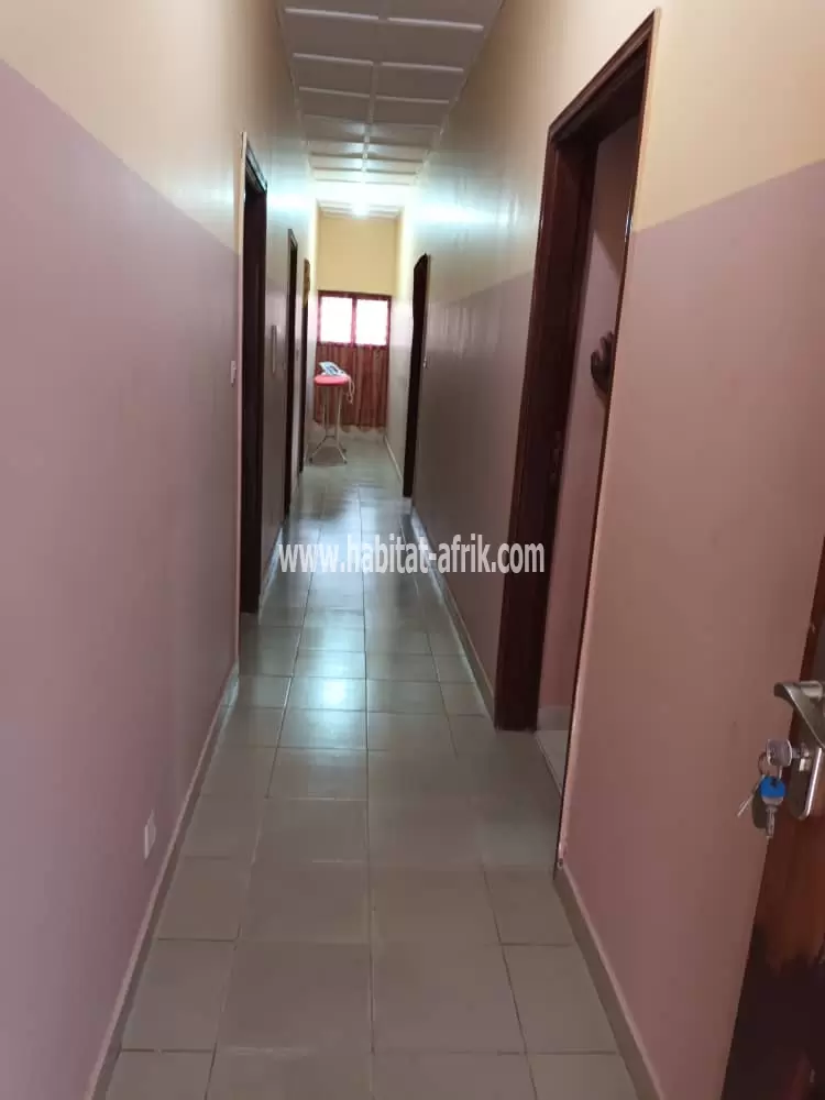 JE METS EN VENTE UNE MAISON DE QUATRE CHAMBRES À ADEWUI ZONE CADASTRE LOME 