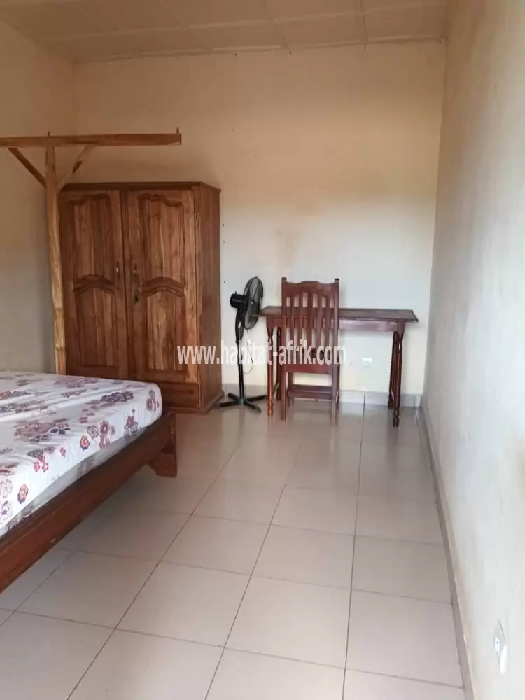 JE METS EN VENTE UNE MAISON DE QUATRE CHAMBRES À ADEWUI ZONE CADASTRE LOME 