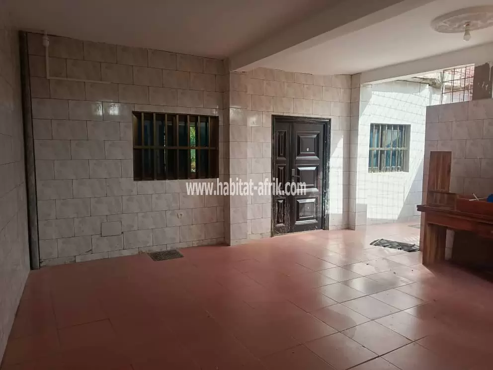 JE METS EN VENTE UNE MAISON SUR UN QUART DE LOT 3 CHAMBRES À ADIDOGOME IPG RAIL LOME