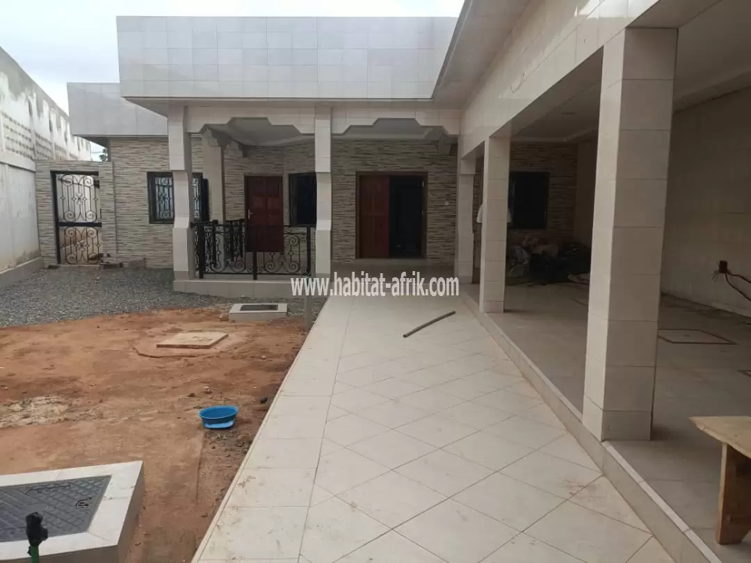 JE METS EN VENTE UNE MAISON EN VENTE SUR TROIS QUART DE LOT AVEC TROIS CHAMBRES SALON NON LOIN DE L’EGLISE CATHOLIQUE WOGNOMÉ LOMÉ TOGO