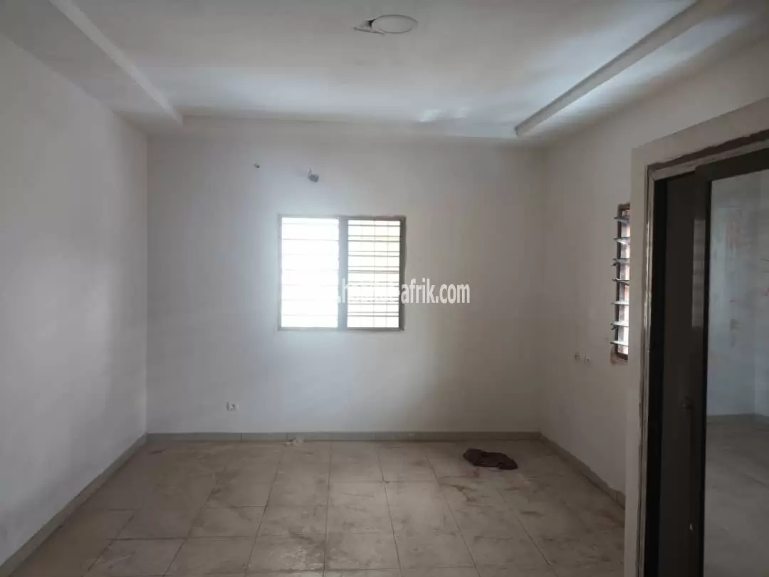 JE METS EN VENTE UNE MAISON EN VENTE SUR TROIS QUART DE LOT AVEC TROIS CHAMBRES SALON NON LOIN DE L’EGLISE CATHOLIQUE WOGNOMÉ LOMÉ TOGO