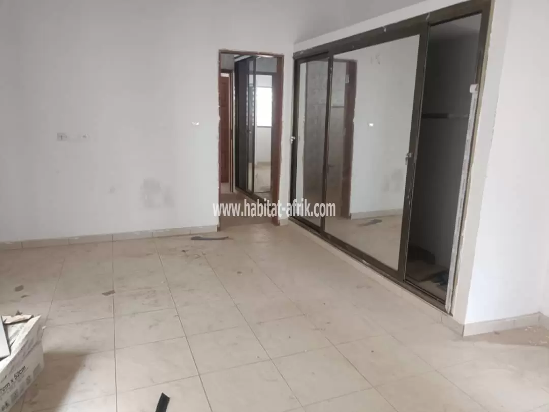 JE METS EN VENTE UNE MAISON EN VENTE SUR TROIS QUART DE LOT AVEC TROIS CHAMBRES SALON NON LOIN DE L’EGLISE CATHOLIQUE WOGNOMÉ LOMÉ TOGO