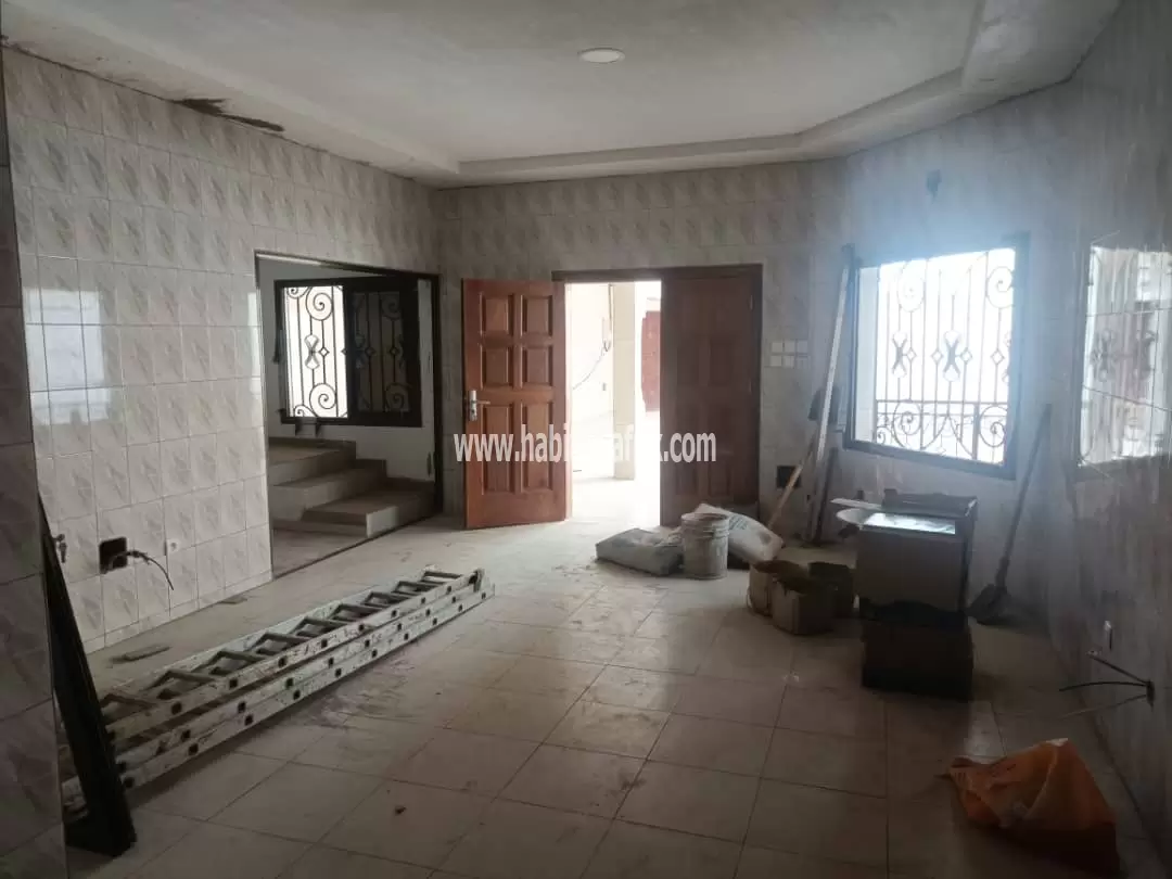 JE METS EN VENTE UNE MAISON EN VENTE SUR TROIS QUART DE LOT AVEC TROIS CHAMBRES SALON NON LOIN DE L’EGLISE CATHOLIQUE WOGNOMÉ LOMÉ TOGO