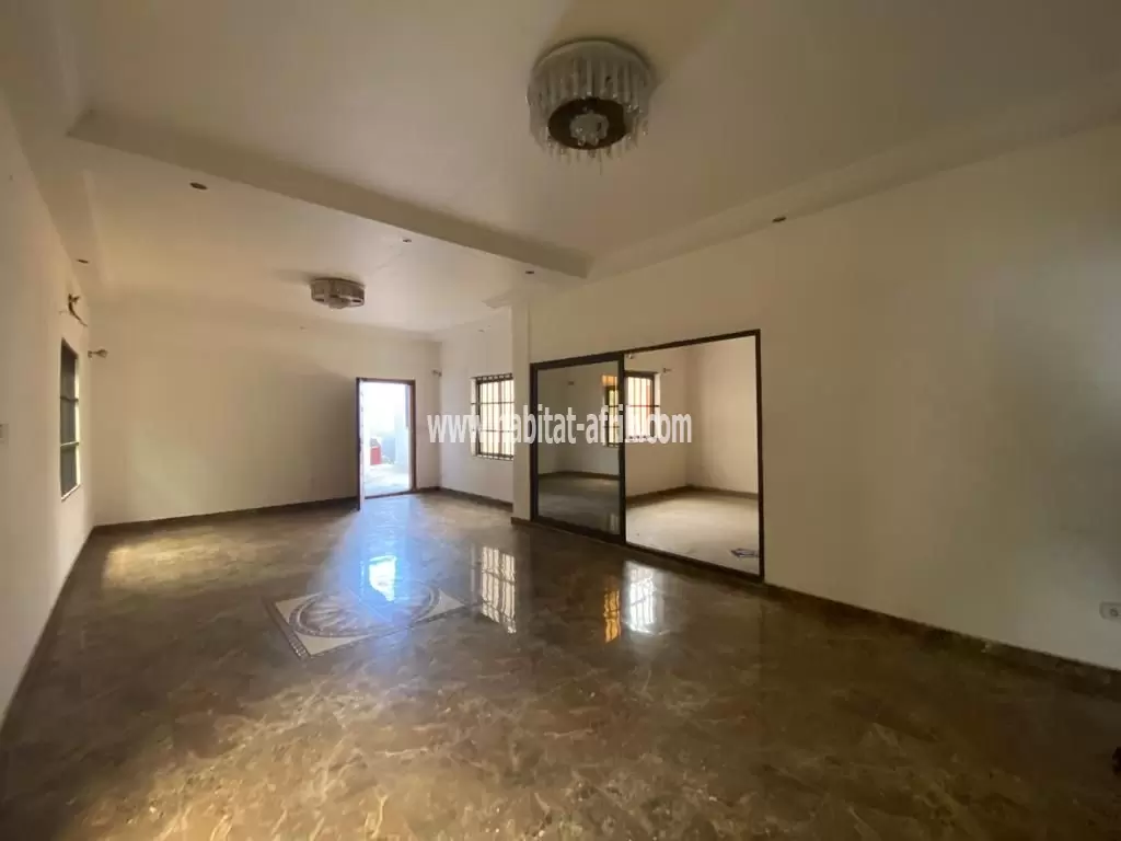 JE METS EN LOCATION UN APPARTEMENT DE 4 CHAMBRES MEUBLÉ SEUL AU REZ A NYEKONAKPOE LOME TOGO