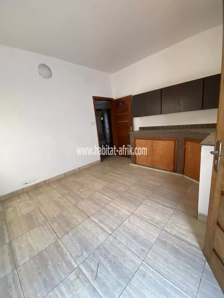 JE METS EN LOCATION UN APPARTEMENT DE 4 CHAMBRES MEUBLÉ SEUL AU REZ A NYEKONAKPOE LOME TOGO