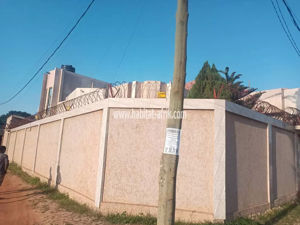 JE METS EN VENTE UNE MAISON SUR DEMI LOT TROIS CHAMBRES À ADIDOGOMÉ WOGNOMÉ LOME TOGO