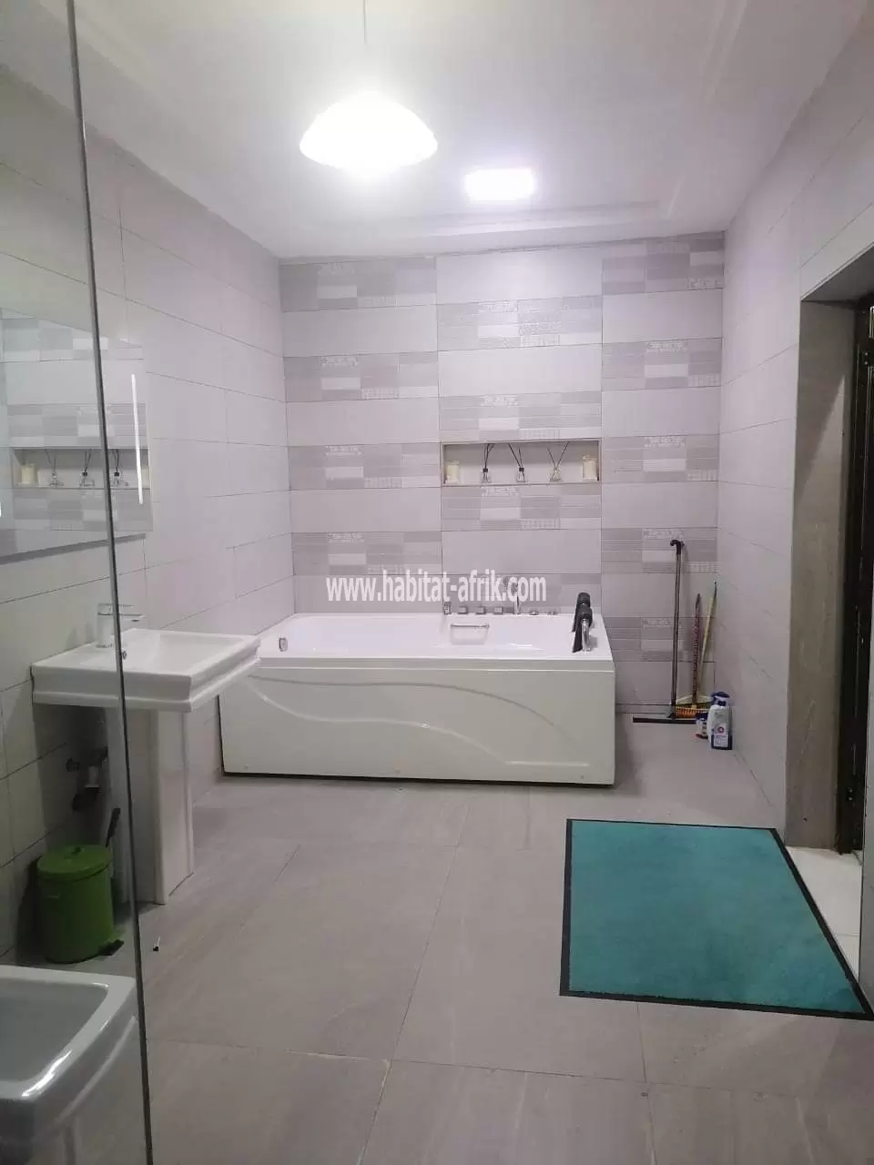 JE METS EN VENTE UNE VILLA SUR 02 LOTS 1200m2 4 CHAMBRES À KPOGAN JUSTE DERRIÈRE TOTAL LOME TOGO 