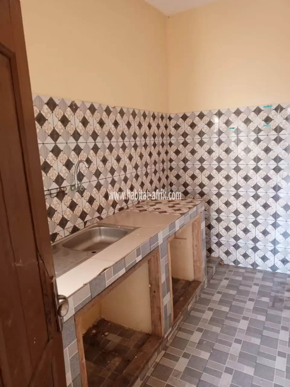 JE METS EN LOCATION UN APPARTEMENT DE CHAMBRE SALON À KEGUE TINLOMÉ TOGO 