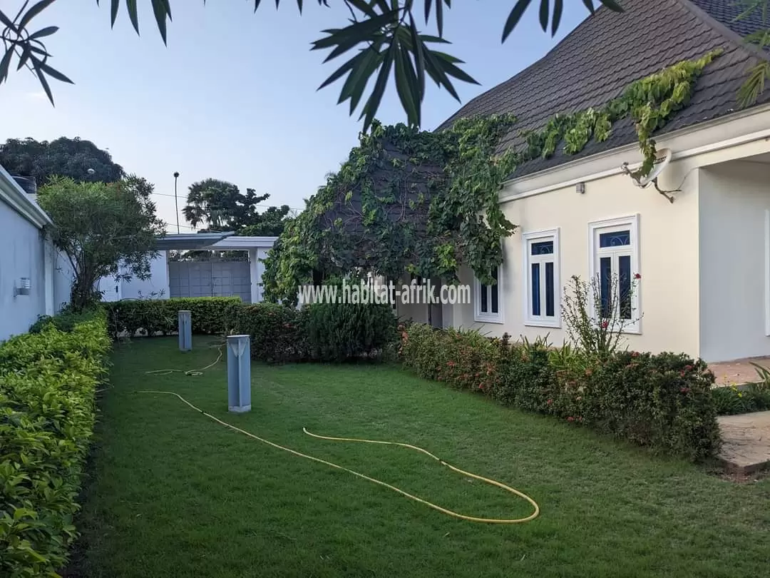 JE METS EN LOCATION UNE MAISON SUR DEUX LOTS AVEC 5 CHAMBRES DEPENDENCE PISCINE DANS LA RÉSIDENCE DE LA CAISSE LOME TOGO 