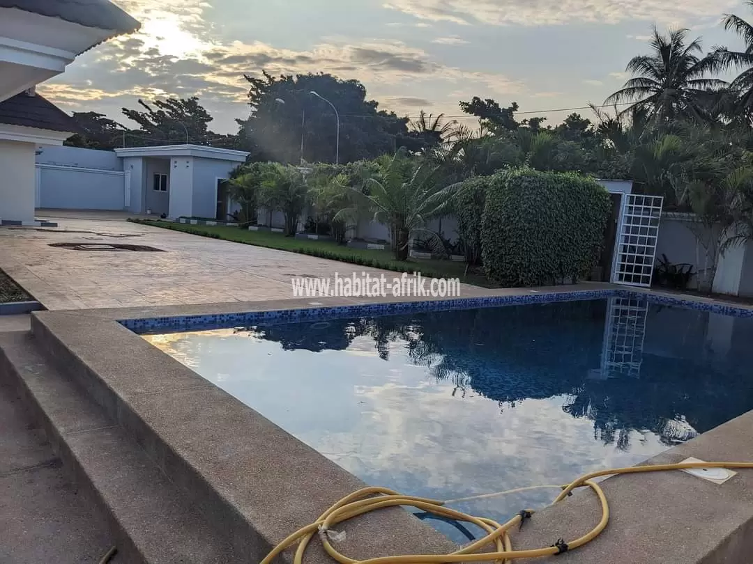 JE METS EN LOCATION UNE MAISON SUR DEUX LOTS AVEC 5 CHAMBRES DEPENDENCE PISCINE DANS LA RÉSIDENCE DE LA CAISSE LOME TOGO 