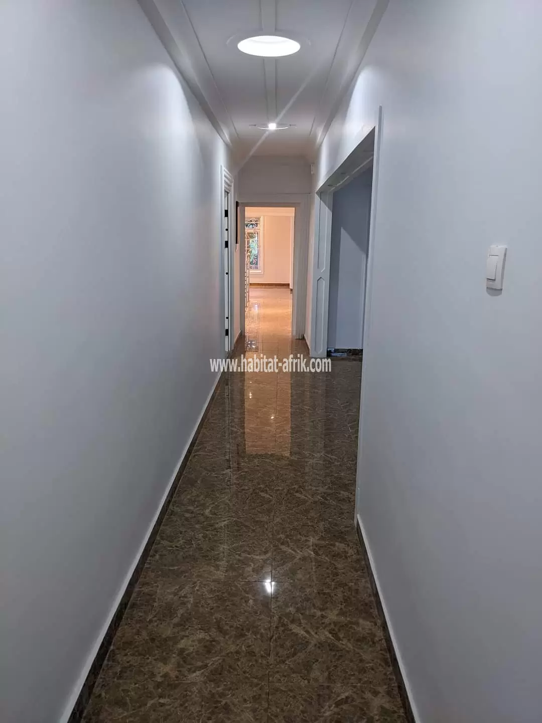 JE METS EN LOCATION UNE MAISON SUR DEUX LOTS AVEC 5 CHAMBRES DEPENDENCE PISCINE DANS LA RÉSIDENCE DE LA CAISSE LOME TOGO 