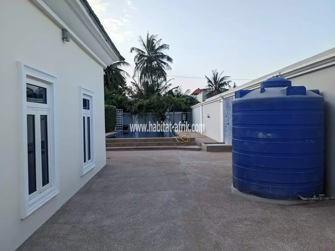 JE METS EN LOCATION UNE MAISON SUR DEUX LOTS AVEC 5 CHAMBRES DEPENDENCE PISCINE DANS LA RÉSIDENCE DE LA CAISSE LOME TOGO 