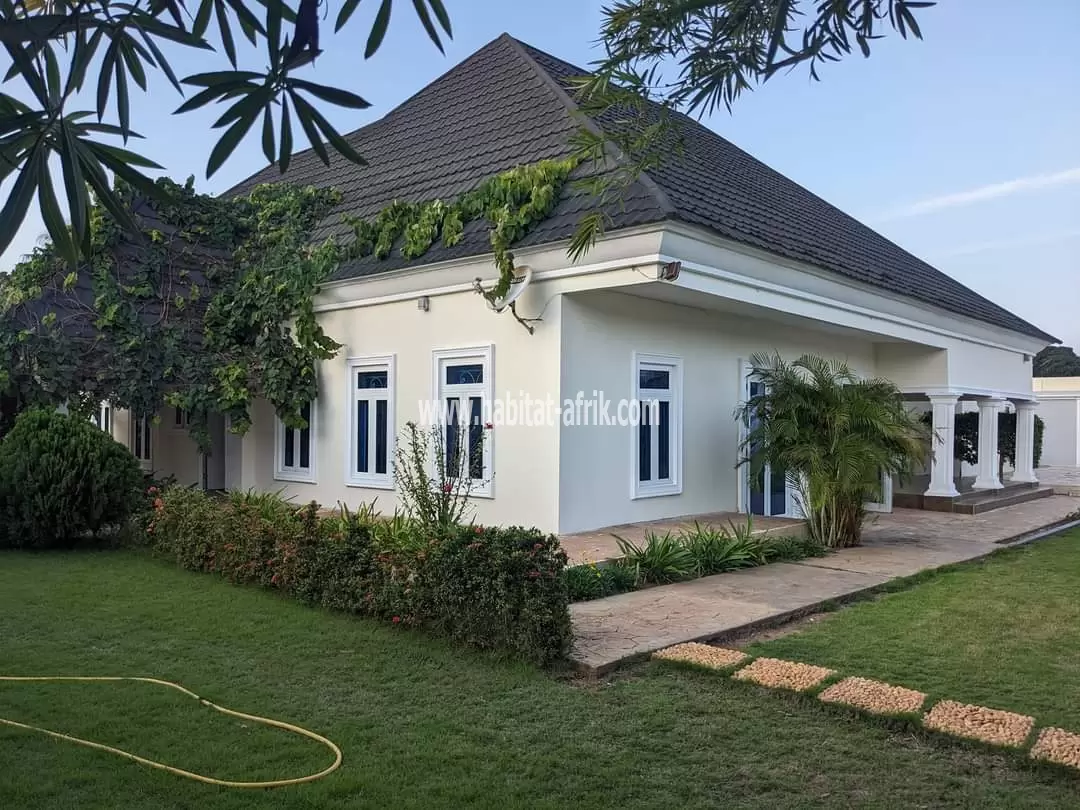 JE METS EN LOCATION UNE MAISON SUR DEUX LOTS AVEC 5 CHAMBRES DEPENDENCE PISCINE DANS LA RÉSIDENCE DE LA CAISSE LOME TOGO 