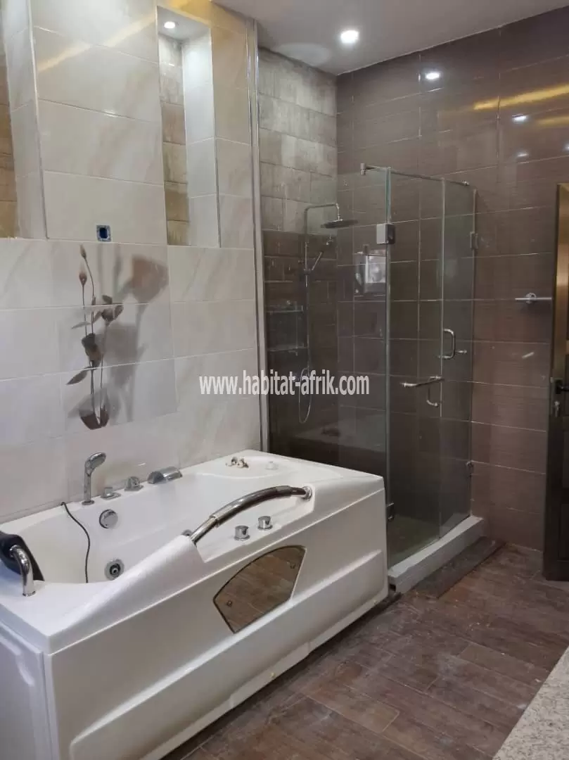 JE METS EN LOCATION UNE MAISON AVEC PISCINE DE TROIS CHAMBRES A NYEKONAKPOE LOME TOG