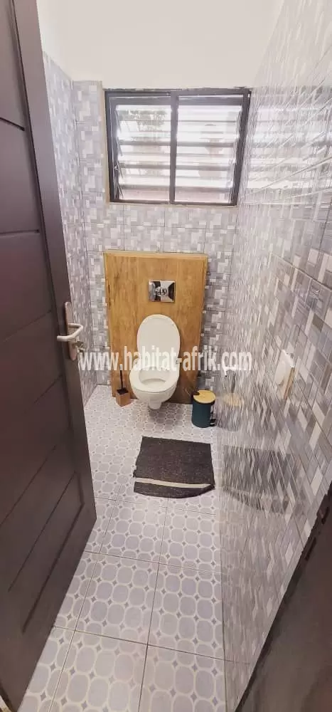 JE METS EN LOCATION UNE MAISON MEUBLÉE DE DEUX CHAMBRES A TOTSI LOME TOGO