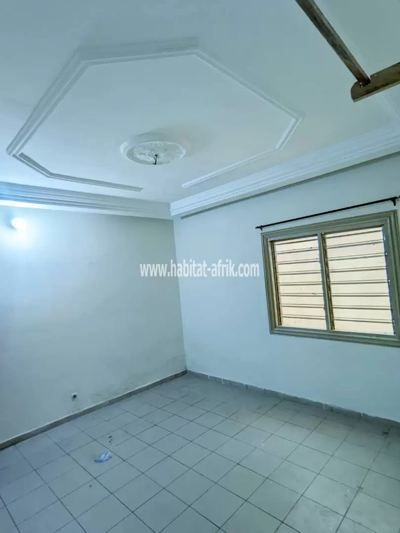 JE METS EN VENTE UNE MAISON DE TROIS CHAMBRES A AGOE DERRIÈRE FIL O PARK LOME TOGO