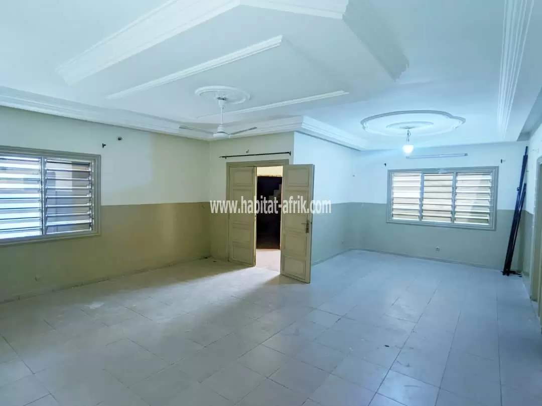 JE METS EN VENTE UNE MAISON DE TROIS CHAMBRES A AGOE DERRIÈRE FIL O PARK LOME TOGO