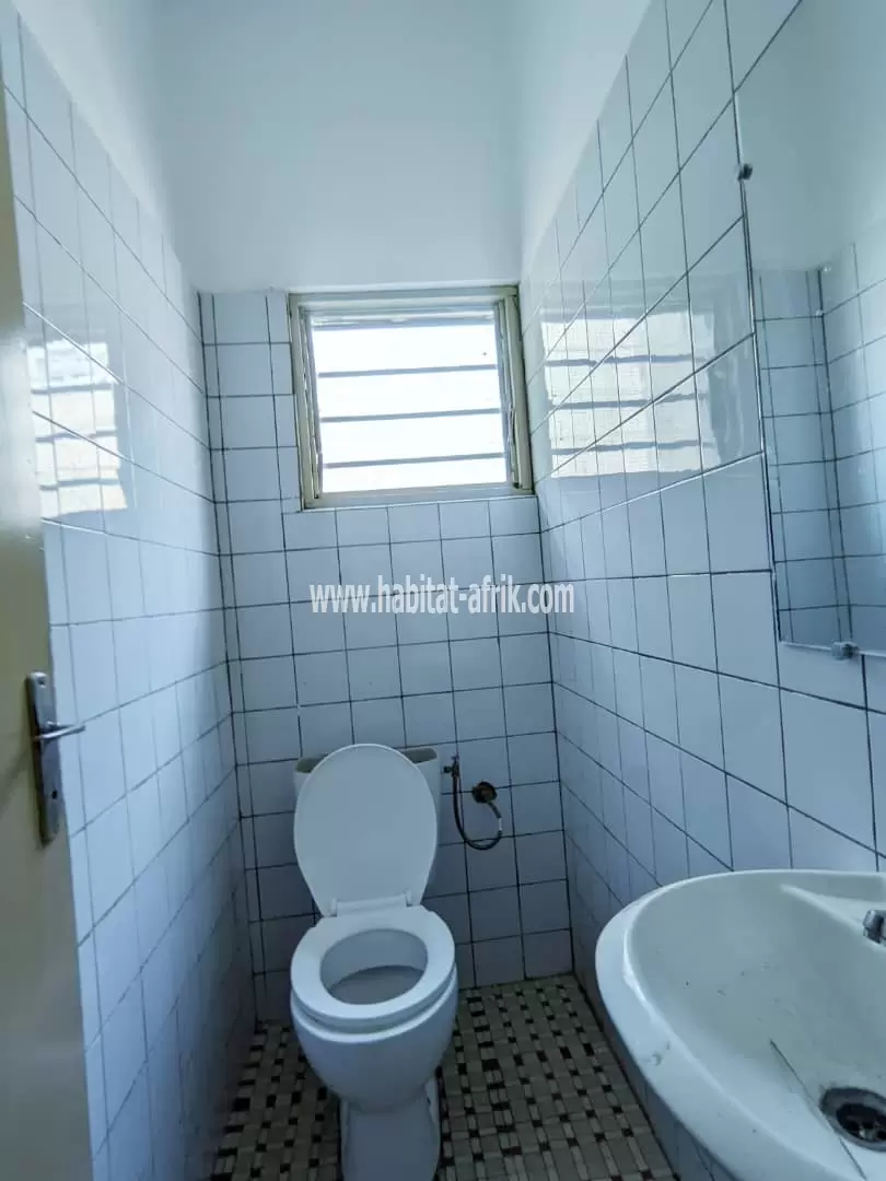 JE METS EN VENTE UNE MAISON DE TROIS CHAMBRES A AGOE DERRIÈRE FIL O PARK LOME TOGO