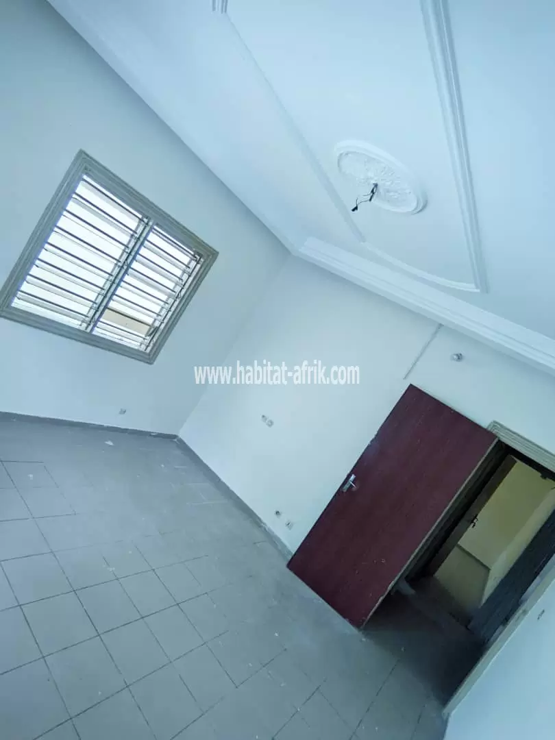 JE METS EN VENTE UNE MAISON DE TROIS CHAMBRES A AGOE DERRIÈRE FIL O PARK LOME TOGO