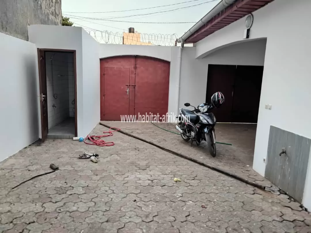 JE METS EN LOCATION UNE MAISON DUPLEX  DE TROIS CHAMBRES AUTONOMES PLACARDS CLIME EAU CHAUDE A AGOÈ RESERVE  LOME TOGO 