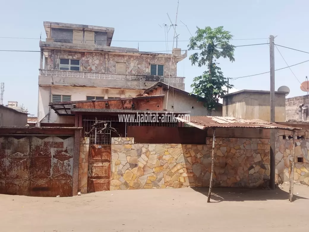 JE METS EN VENTE UNE MAISON A RASER OU A RÉNOVER A BÈ LOME TOGO