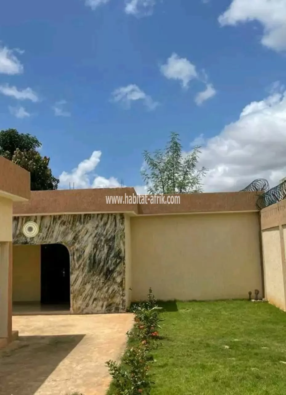 JE METS EN VENTE UNE MAISON DE TROIS CHAMBRES JARDIN A AGOE LOGOPE LOME TOGO