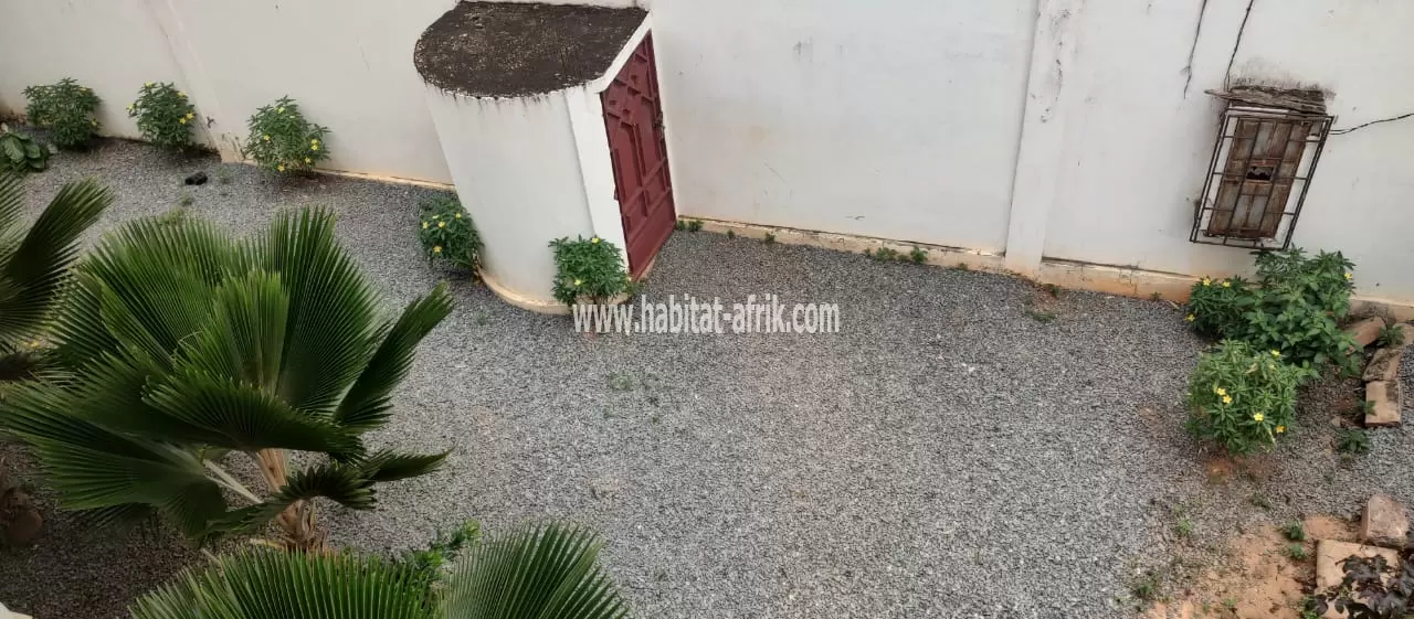 JE METS EN LOCATION UNE VILLA DUPLEX SEULEMENT POUR BUREAU 10 CHAMBRES AVEC UN GRAND HALL DE 100 PERSONNES A TOKOIN SOLIDARITÉ JUSTE 300m DU GOUDRON LOME TO
