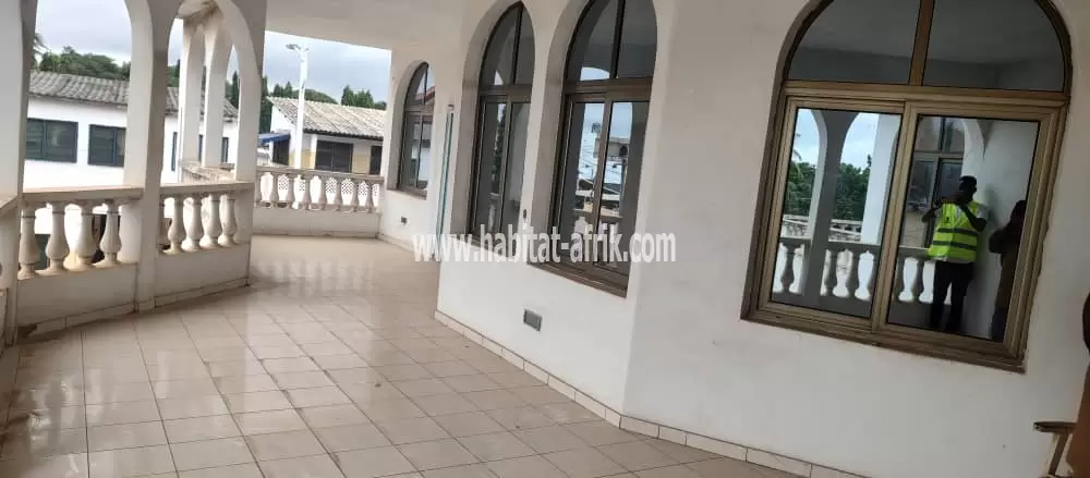 JE METS EN LOCATION UNE VILLA DUPLEX SEULEMENT POUR BUREAU 10 CHAMBRES AVEC UN GRAND HALL DE 100 PERSONNES A TOKOIN SOLIDARITÉ JUSTE 300m DU GOUDRON LOME TO