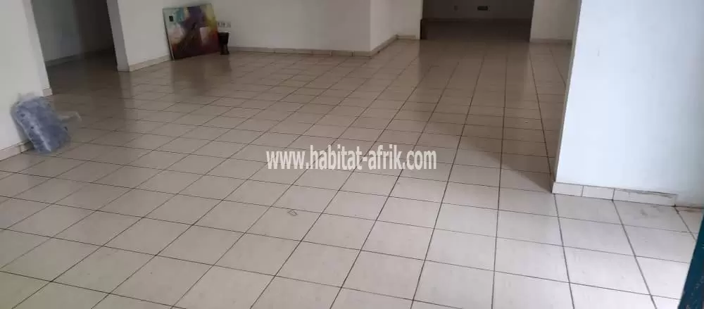 JE METS EN LOCATION UNE VILLA DUPLEX SEULEMENT POUR BUREAU 10 CHAMBRES AVEC UN GRAND HALL DE 100 PERSONNES A TOKOIN SOLIDARITÉ JUSTE 300m DU GOUDRON LOME TO