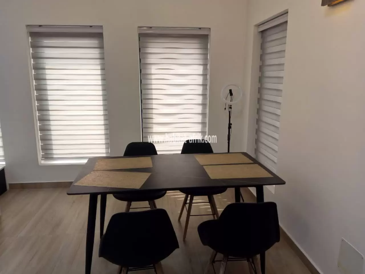JE METS EN LOCATION UNE MAISON MEUBLÉE DE TROIS CHAMBRES JARDIN A ADIDOGOME CITÉ MOKPOKPO LOME TO