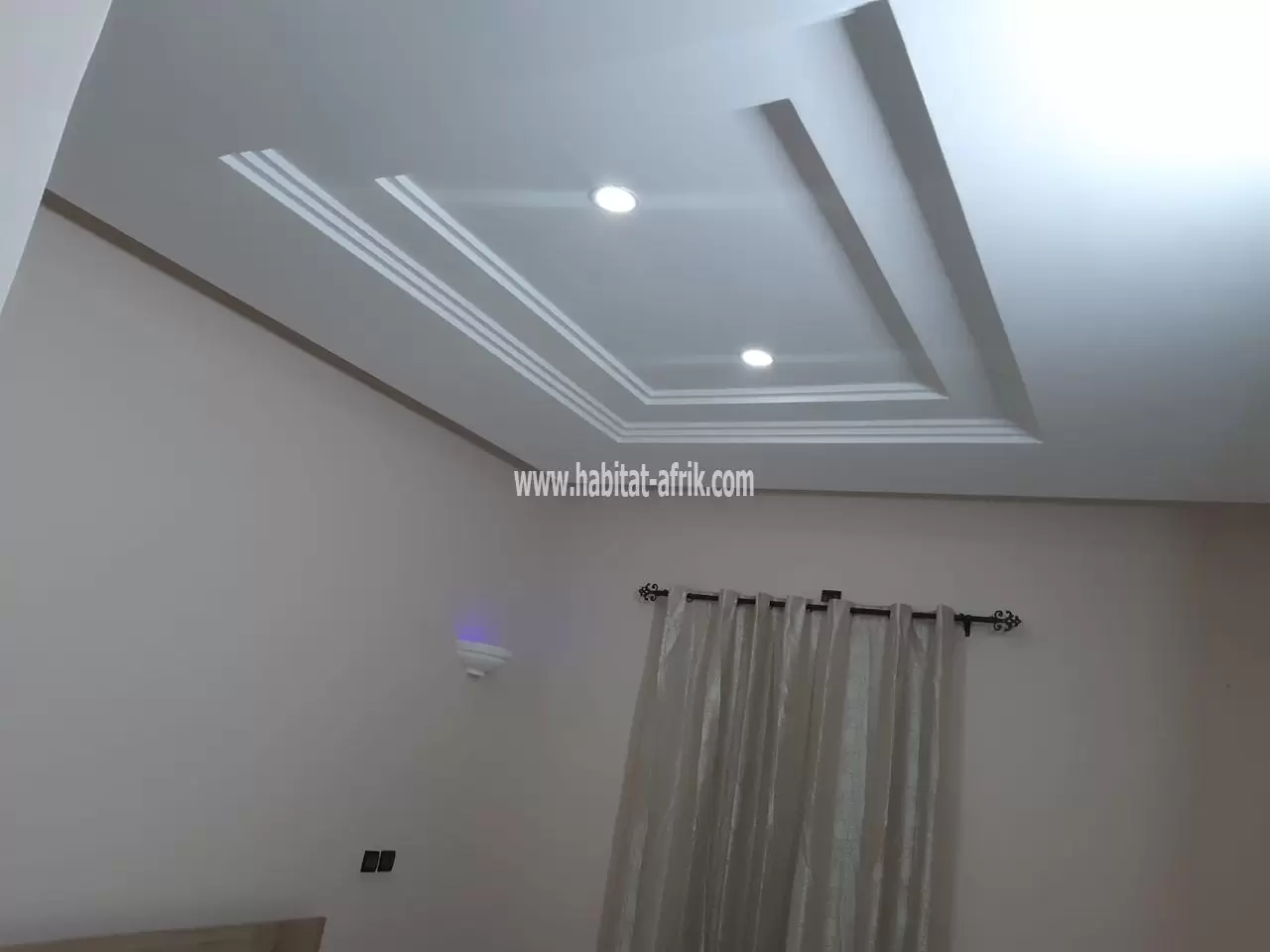 JE METS EN LOCATION UN APPARTEMENT MEUBLÉE DE CHAMBRE SALON A TOTSI LOME TOGO 