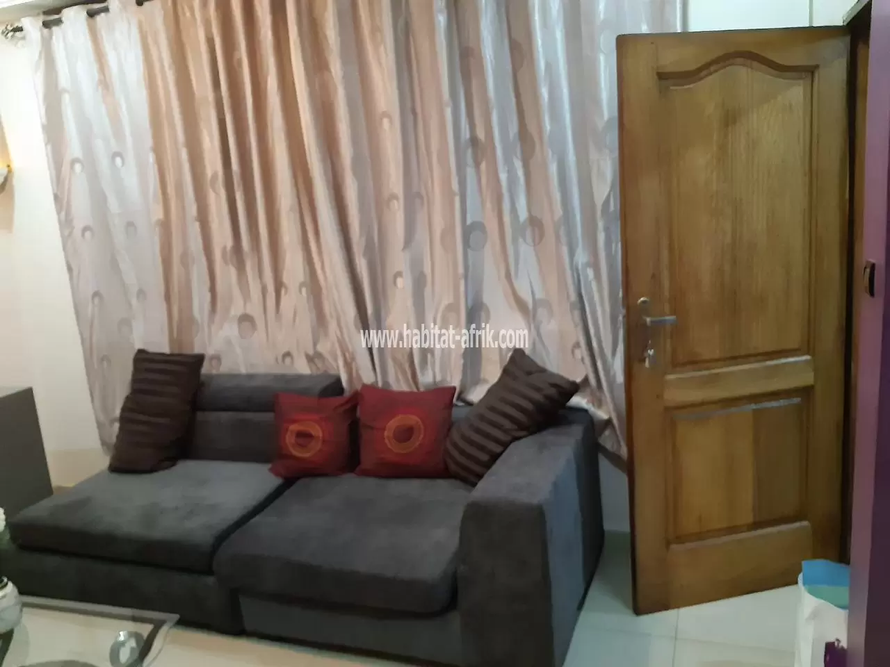 JE METS EN LOCATION UN APPARTEMENT MEUBLÉE DE CHAMBRE SALON A TOTSI LOME TOGO 