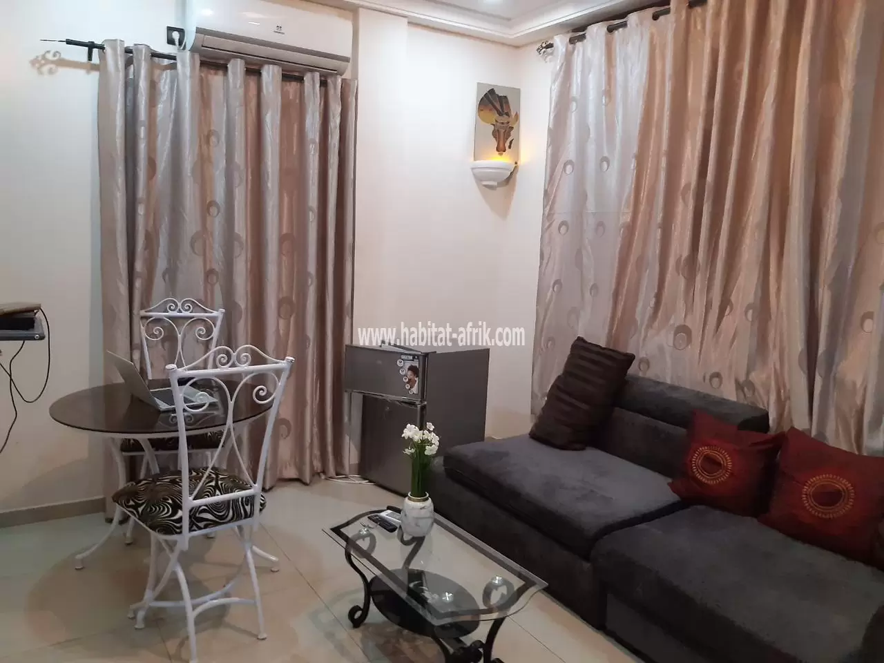 JE METS EN LOCATION UN APPARTEMENT MEUBLÉE DE CHAMBRE SALON A TOTSI LOME TOGO 