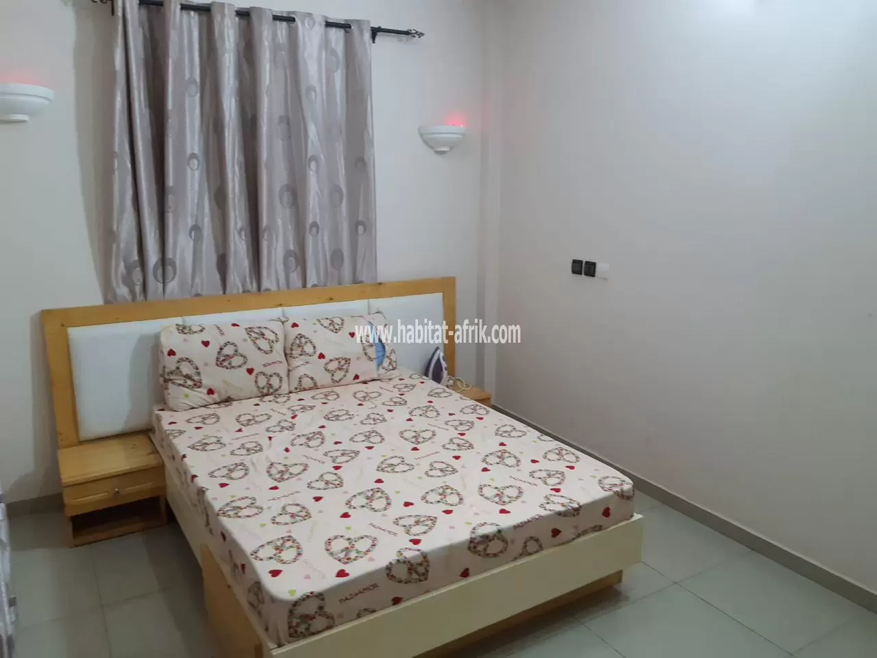 JE METS EN LOCATION UN APPARTEMENT MEUBLÉE DE CHAMBRE SALON A TOTSI LOME TOGO 