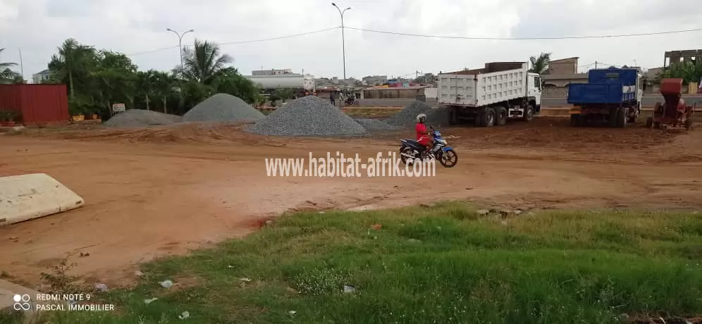 JE METS EN VENTE UNE PARCELLE DE TERRAIN PLUS D’UN (1) LOT EN BORDURE DU GOUDRON CONTOURNEMENT KEGUE LOME TOGO