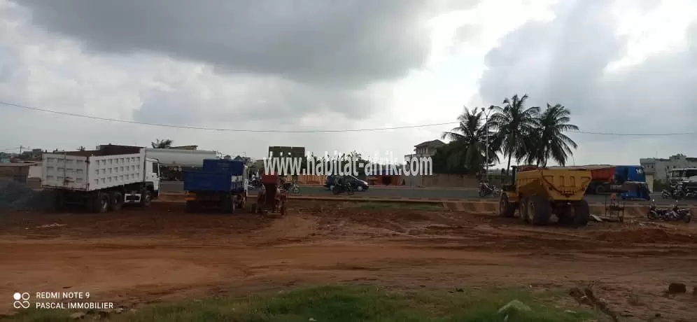 JE METS EN VENTE UNE PARCELLE DE TERRAIN PLUS D’UN (1) LOT EN BORDURE DU GOUDRON CONTOURNEMENT KEGUE LOME TOGO