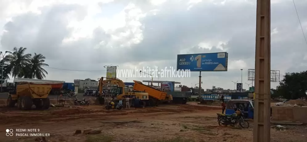 JE METS EN VENTE UNE PARCELLE DE TERRAIN PLUS D’UN (1) LOT EN BORDURE DU GOUDRON CONTOURNEMENT KEGUE LOME TOGO