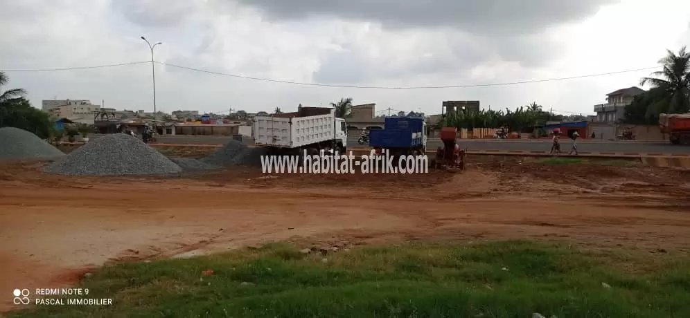 JE METS EN VENTE UNE PARCELLE DE TERRAIN PLUS D’UN (1) LOT EN BORDURE DU GOUDRON CONTOURNEMENT KEGUE LOME TOGO