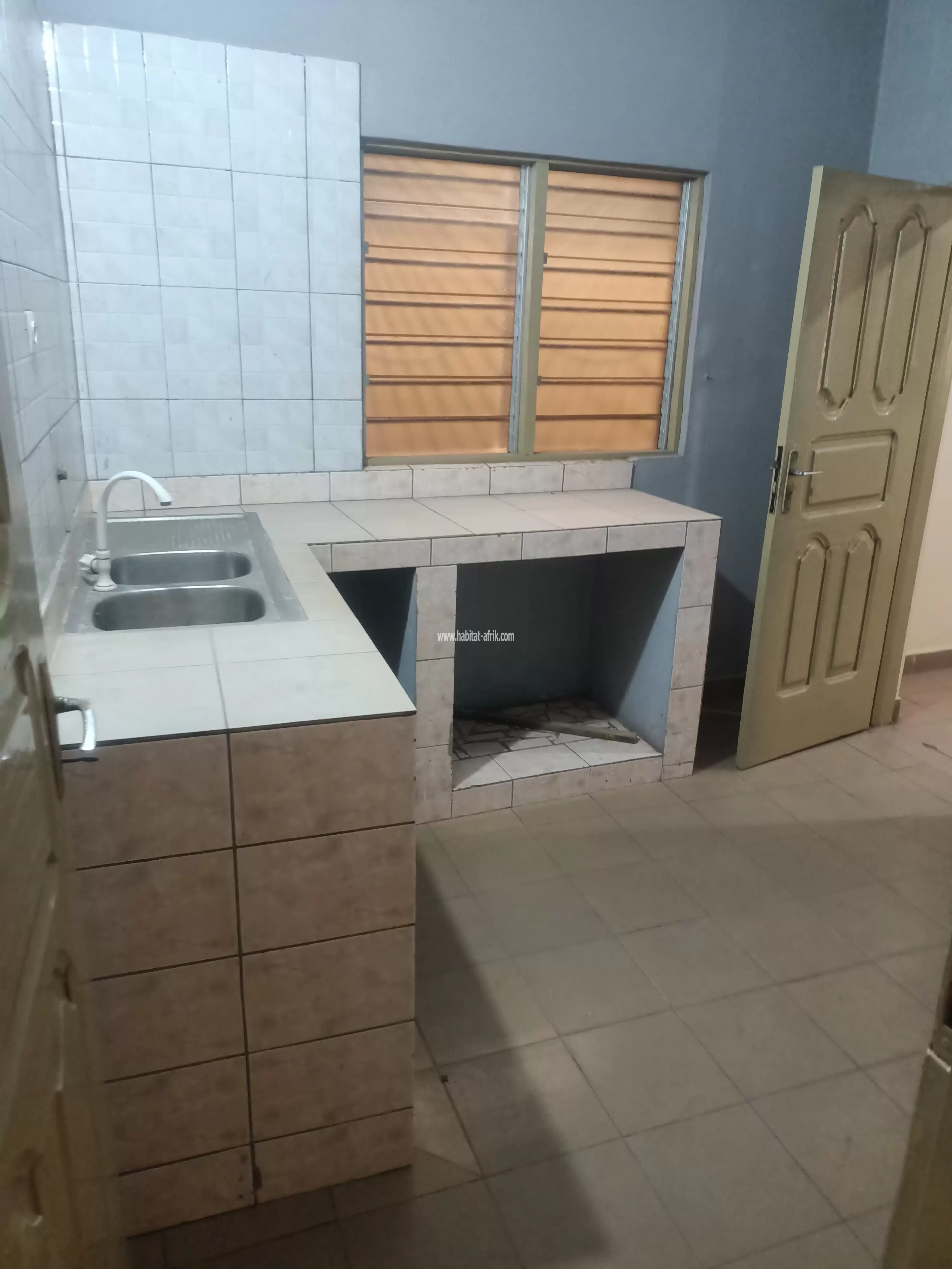 JE METS EN LOCATION UN APPARTEMENT COUR UNIQUE DE TROIS CHAMBRES ET DÉPENDANCE À BE KPOTA OUANDO LOME TOGO