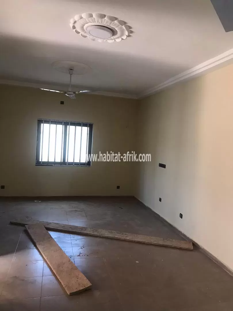 JE METS EN LOCATION UN APPARTEMENT COUR UNIQUE TROIS CHAMBRE A AGOÈ RESERVE ÉCOLE MIRYAM LOME TO