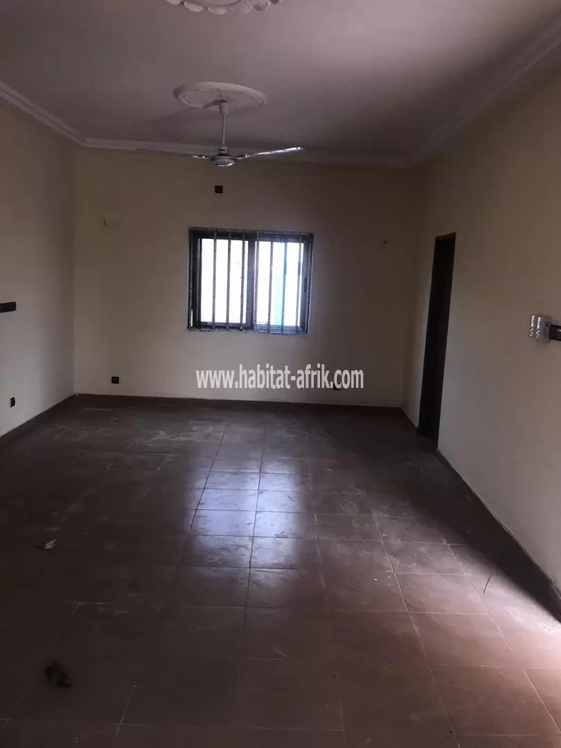 JE METS EN LOCATION UN APPARTEMENT COUR UNIQUE TROIS CHAMBRE A AGOÈ RESERVE ÉCOLE MIRYAM LOME TO