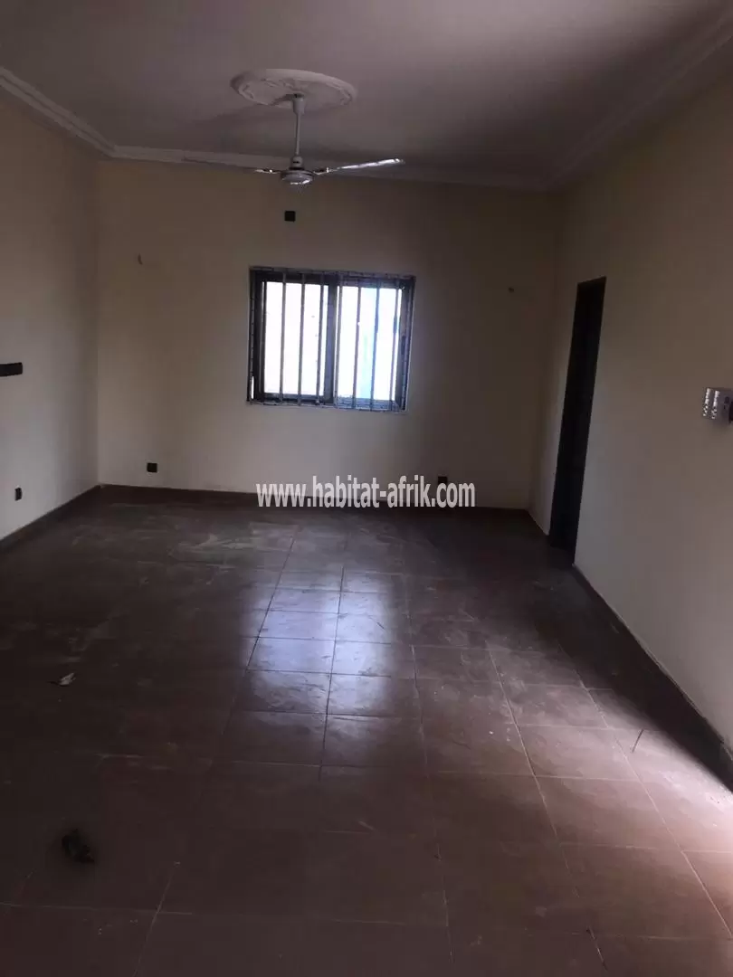 JE METS EN LOCATION UN APPARTEMENT COUR UNIQUE TROIS CHAMBRE A AGOÈ RESERVE ÉCOLE MIRYAM LOME TO