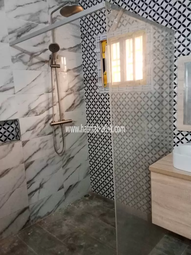JE METS EN LOCATION UNE MAISON DUPLEX AVEC PISCINE 5 CHAMBRES A DJIDJOLE COMMISSARIATS LOMÉ TOG
