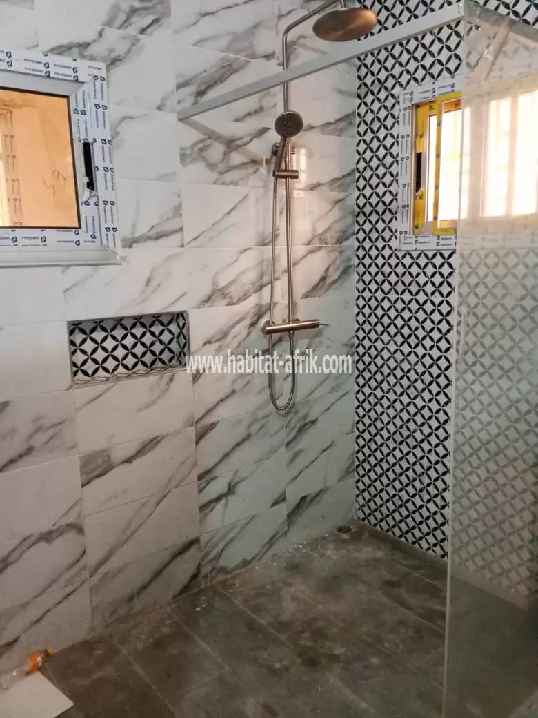 JE METS EN LOCATION UNE MAISON DUPLEX AVEC PISCINE 5 CHAMBRES A DJIDJOLE COMMISSARIATS LOMÉ TOG