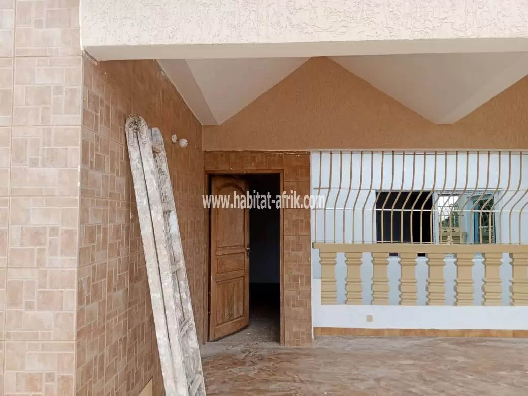 JE METS EN LOCATION UNE MAISON DUPLEX AVEC PISCINE 5 CHAMBRES A DJIDJOLE COMMISSARIATS LOMÉ TOG