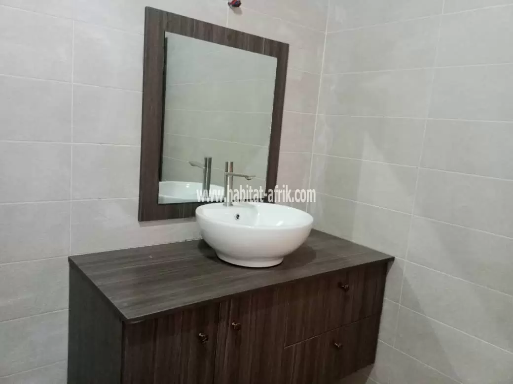 JE METS EN LOCATION UNE MAISON DUPLEX AVEC PISCINE 5 CHAMBRES A DJIDJOLE COMMISSARIATS LOMÉ TOG