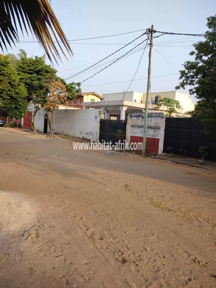 JE METS EN VENTE UNE MAISON SUR UN LOT À CINQUANTE MÈTRES DU GOUDRON FOREVER PHARMACIE LOME T