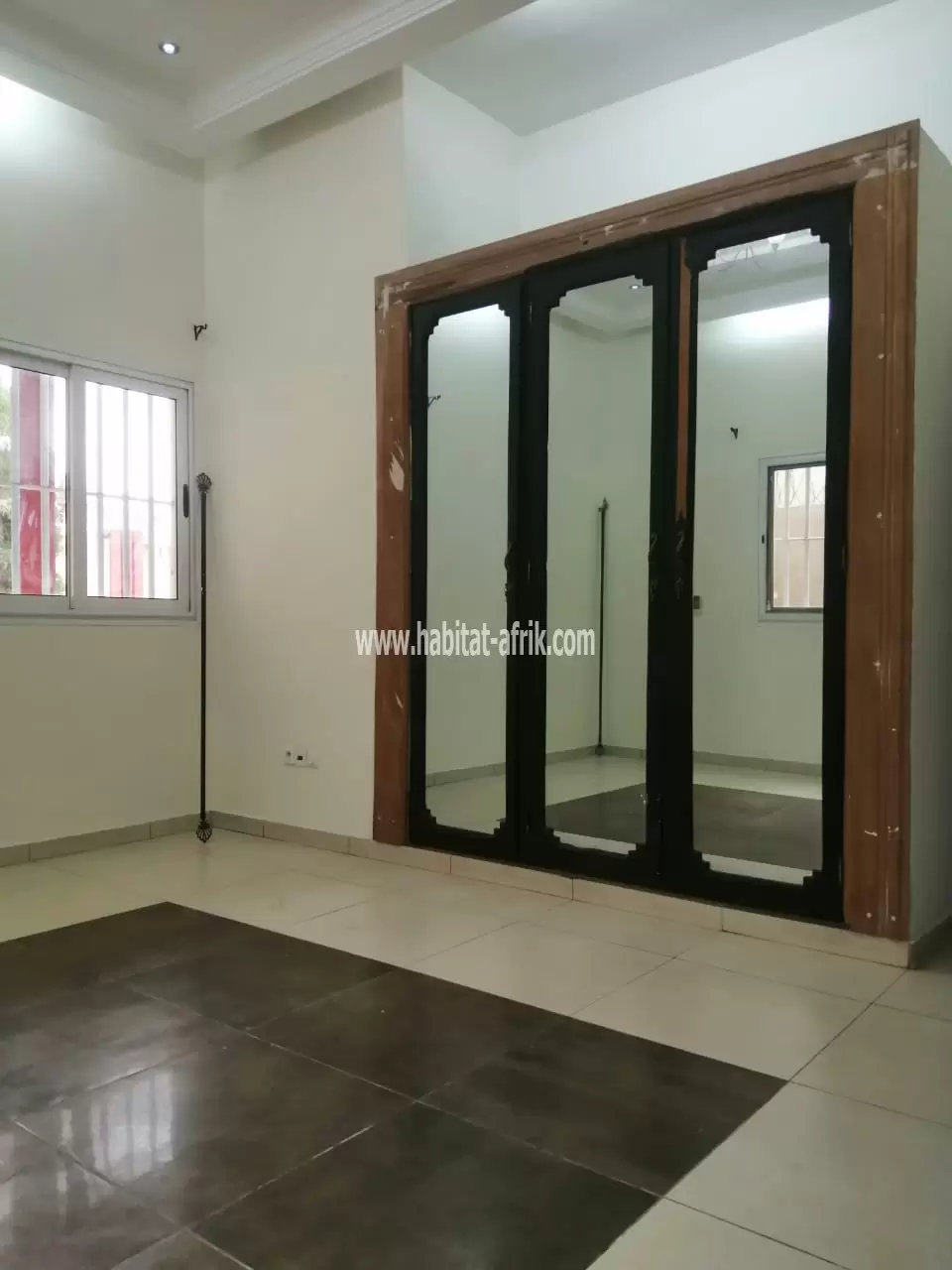 JE METS EN LOCATION UNE MAISON DUPLEX DE CINQ (5) CHAMBRES A AGOÈ CACAVELI AU BORD DU GOUDRON LOM