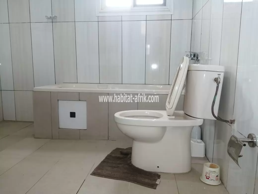 JE METS EN LOCATION UNE MAISON DUPLEX DE CINQ (5) CHAMBRES A AGOÈ CACAVELI AU BORD DU GOUDRON LOM